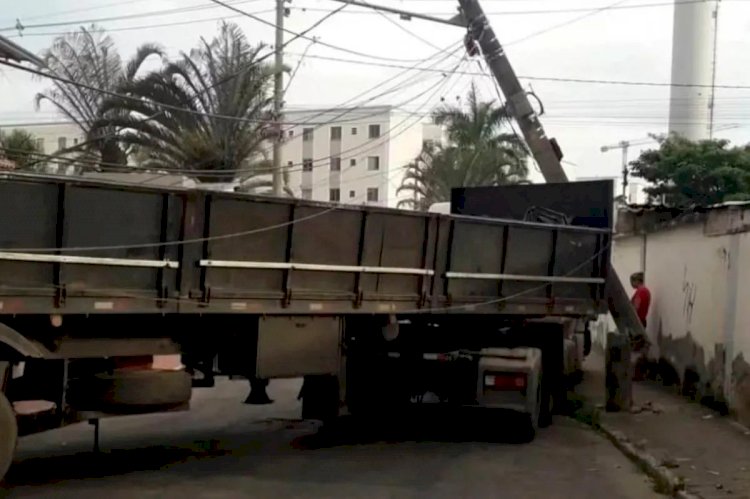 Caminhão colide com poste na Zona Norte e causa interrupção do fornecimento de energia na região