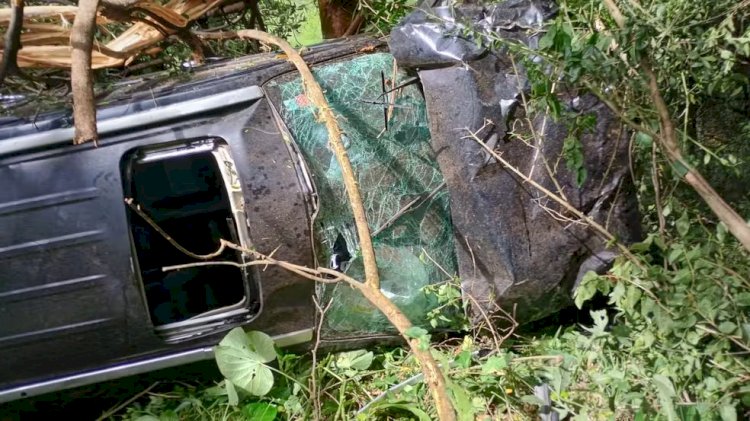 Carro cai em abismo e condutor é socorrido com vida em MG