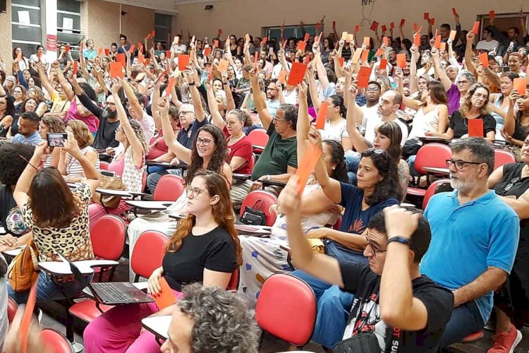 Professores aprovam greve na UFJF em nova assembleia