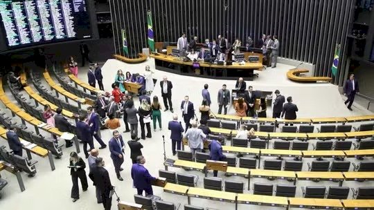 Câmara aprova o projeto que retoma cobrança do DPVAT para motoristas e inclui trecho que altera o arcabouço fiscal