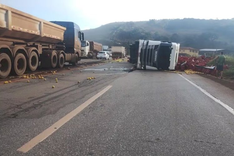 Carreta carregada de laranjas tomba e causa lentidão na BR-040