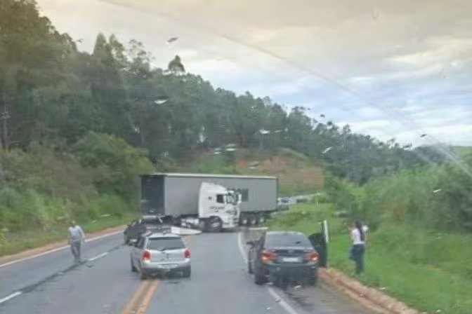 Jovem morre em acidente entre carro e caminhão na BR-050 em MG