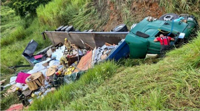 Caminhão carregado de produtos químicos tomba na BR-116, em Muriaé