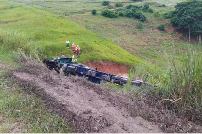 Caminhão carregado de produtos químicos tomba na BR-116, em Muriaé