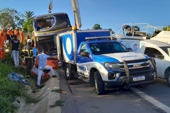 Ônibus tomba e deixa pelo menos oito mortos e mais de 20 feridos na Bahia