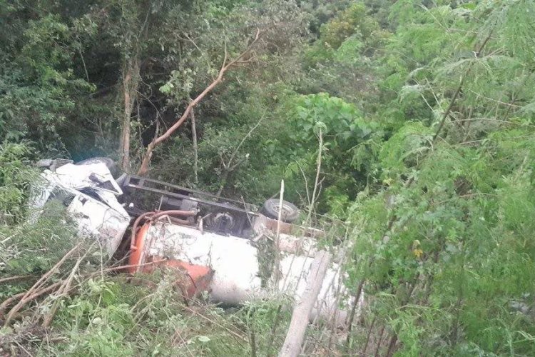 Caminhão cai em ribanceira e deixa dois feridos em Nova Lima