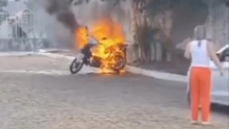 Vídeo: jovem não consegue se matricular e ateia fogo em moto de professora em MG