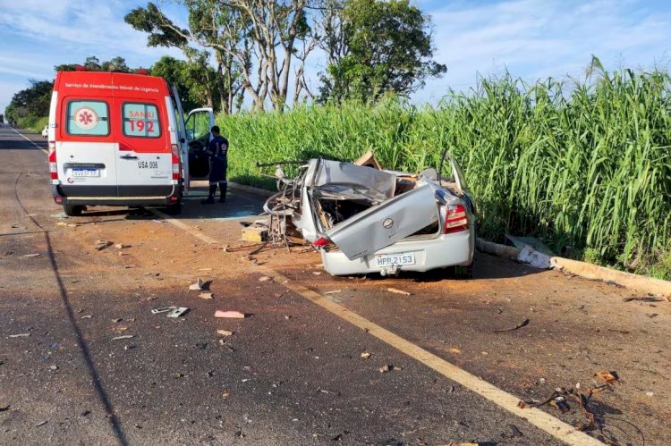 Carro invade a contramão, bate em caminhão e motorista morre em MG