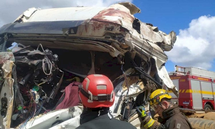 Carreta que transportava repolho capota e provoca morte de homem em Minas