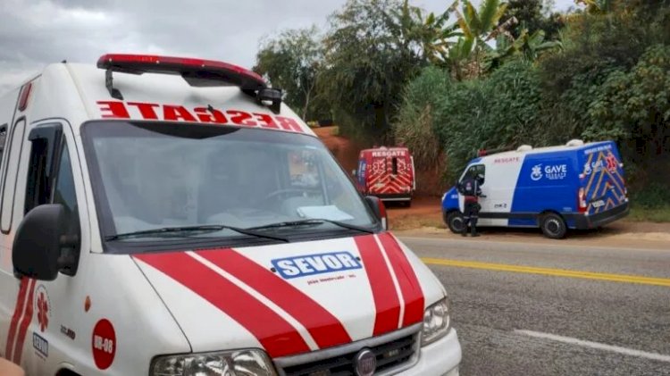 Após perder controle, carro bate contra uma casa na BR-381, em Bela Vista de Minas; uma pessoa morreu no acidente