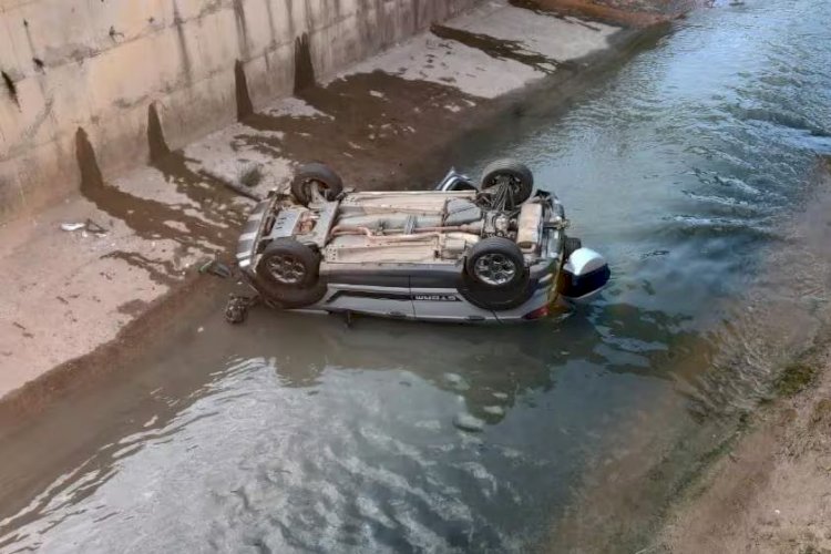 Três pessoas ficam feridas após carro cair dentro de córrego em MG