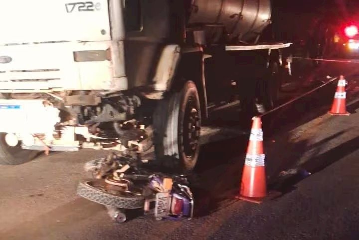 Motociclista entra na contramão e morre após bater em caminhão na MG-314