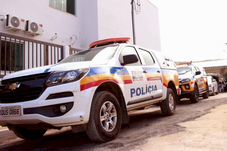 Trio invade casa, faz mãe e filho reféns e leva cofre com dinheiro e joias em MG