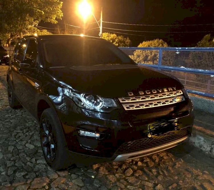 Suspeito de integrar facção criminosa do RJ é preso com carros de luxo e pistola em Muriaé