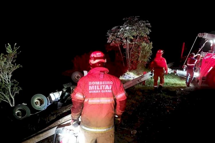 Caminhoneiro morre após carreta capotar em ribanceira na MG-050, em Capitólio