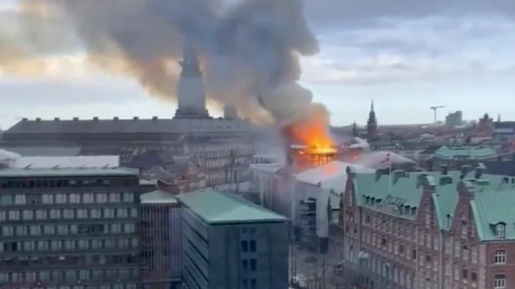 Vídeo: incêndio de grandes proporções atinge Bolsa de Copenhage