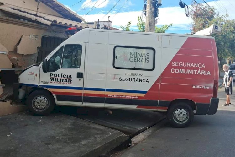 Van da PM bate em casa no Barreiro, e policiais são socorridos para hospital