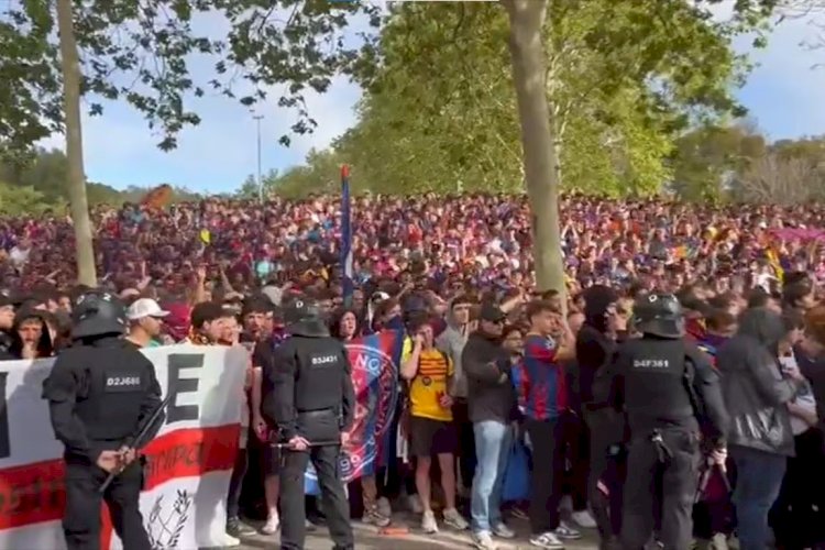 Torcida do Barcelona canta 