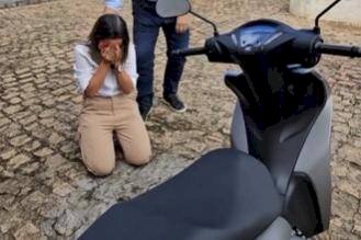 Professora que teve moto queimada por aluno ganha novo veículo: 'quis desistir'