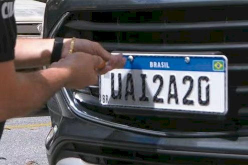 Projeto que reintroduz informação de cidade e Estado nas placas avança no Senado