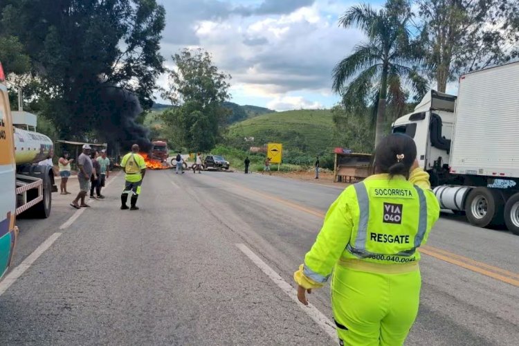 Vídeo: BR-040 é interditada totalmente por manifestantes em MG