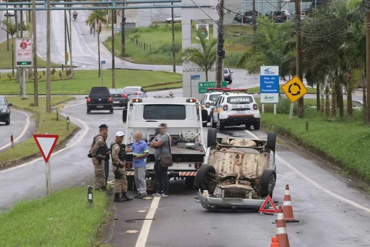 Carro capota na entrada de Juiz de Fora