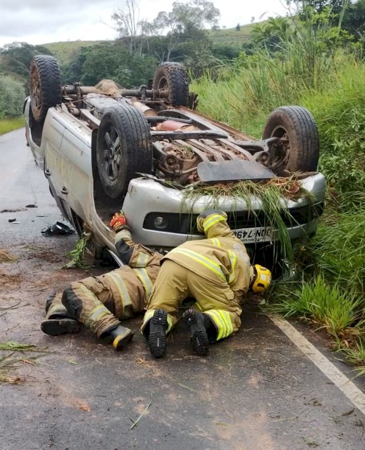 Carros ficam com as rodas viradas para cima em acidentes na BR-040 e na MG-353, em Juiz de Fora