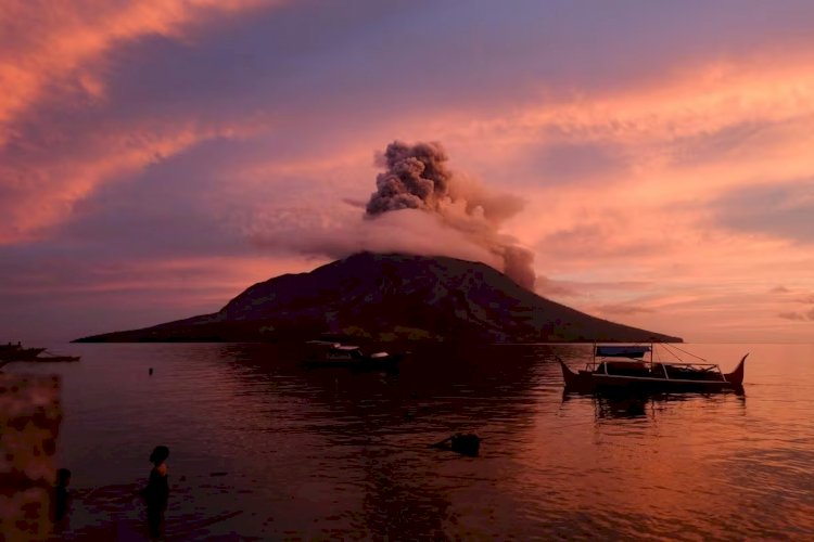 Vulcão do Monte Ruang, na Indonésia, entra em erupção com alerta máximo