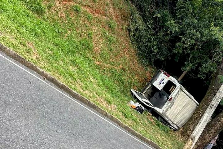 Veja fotos do acidente com uma van escolar em Nova Lima