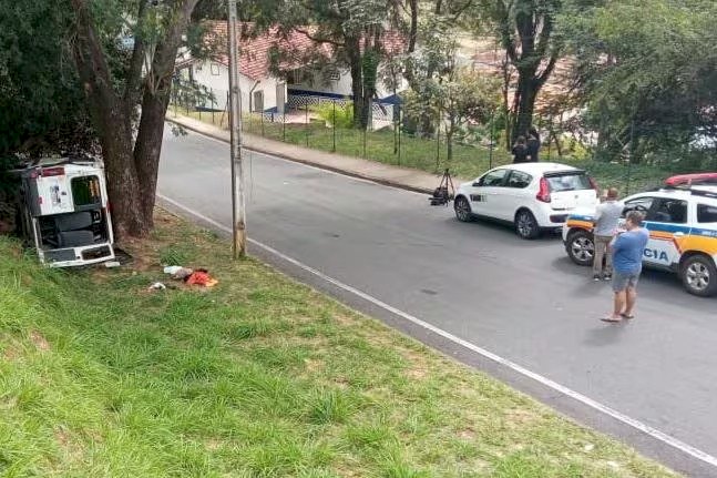 Veja fotos do acidente com uma van escolar em Nova Lima