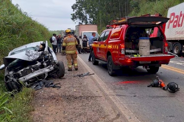 Idosa tem fratura exposta após bater carro em carreta bitrem na BR-381