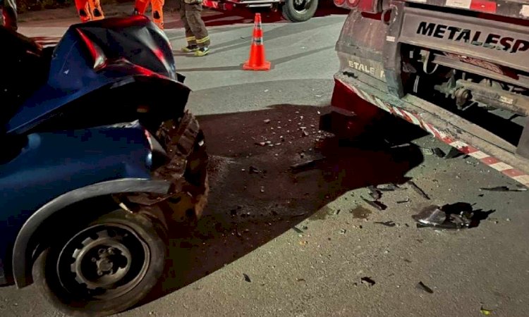 MG: carro bate em carreta estacionada e motorista fica ferido