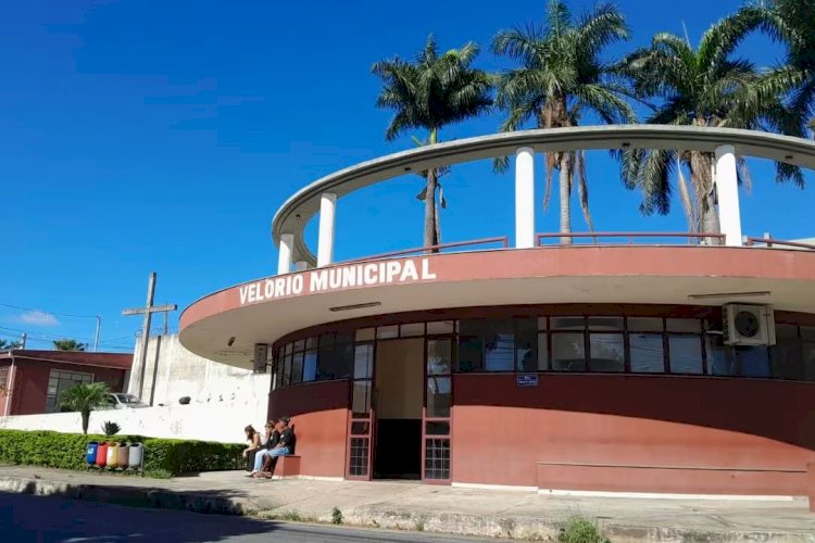 Familiares e amigos se despedem de homem que morreu baleado em pagode em MG