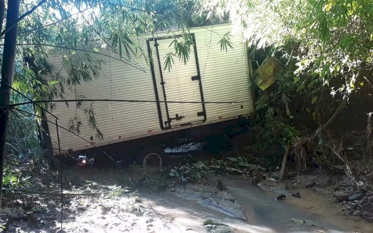 Motorista de caminhão morre após perder controle e cair em ribanceira em Alfenas; suspeita é de mal súbito