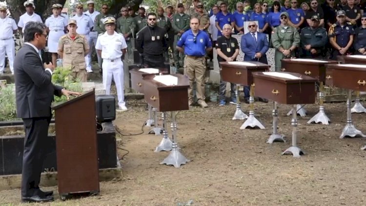 Veja fotos do sepultamento dos corpos encontrados à deriva no Pará