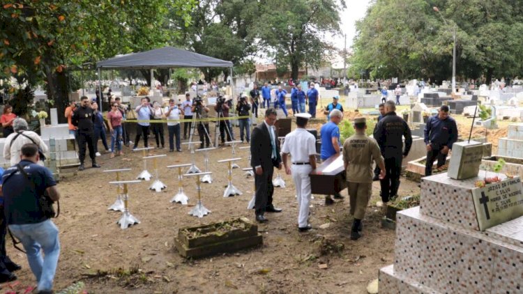 Veja fotos do sepultamento dos corpos encontrados à deriva no Pará