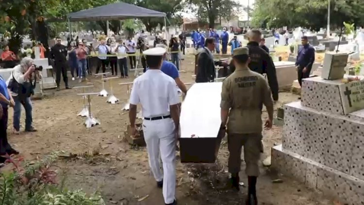 Veja fotos do sepultamento dos corpos encontrados à deriva no Pará