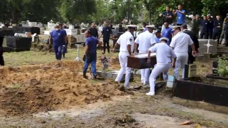 Veja fotos do sepultamento dos corpos encontrados à deriva no Pará