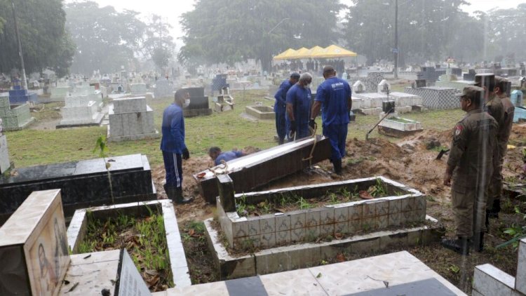 Veja fotos do sepultamento dos corpos encontrados à deriva no Pará