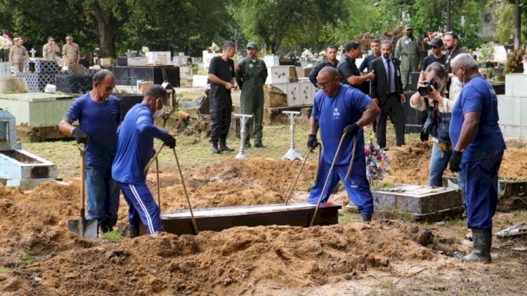 Veja fotos do sepultamento dos corpos encontrados à deriva no Pará