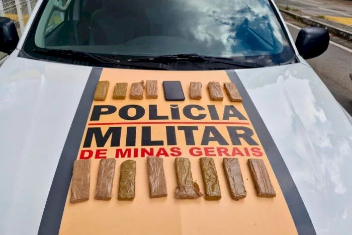 Jovem é preso por transportar 15 barras de maconha nas pernas durante viagem de ônibus