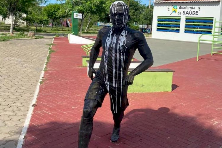 Estátua de Daniel Alves será recolhida de Juazeiro após recomendação do MP