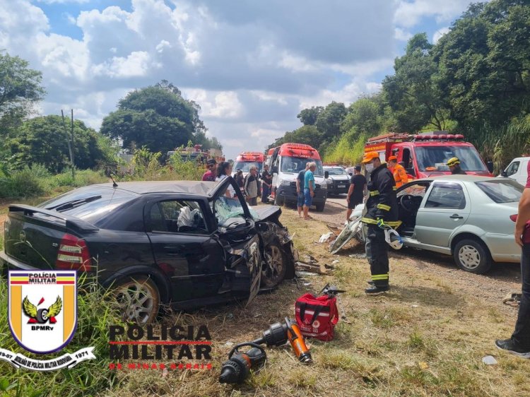 Adolescente causa batida frontal entre carros no Sul de Minas que resulta em uma morte e 4 feridos