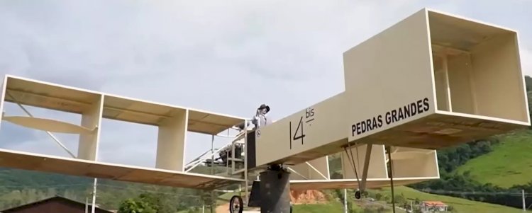 Réplica em tamanho original do 14 Bis é instalada em Pedras Grandes em Santa Catarina