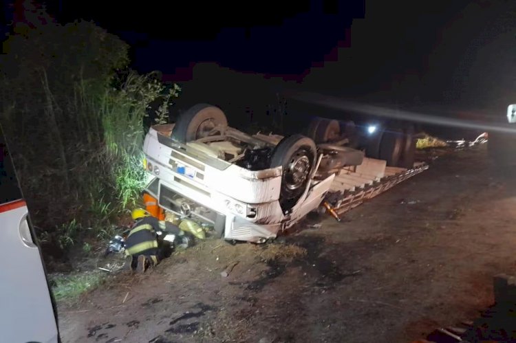 Caminhão capota e duas pessoas morrem na BR-494, em Divinópolis