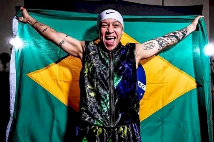 Bia Ferreira se torna a primeira brasileira campeã mundial de boxe