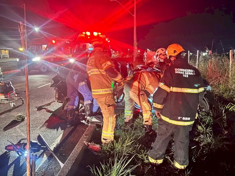 Motorista de aplicativo morre e três pessoas ficam feridas em acidente na Avenida Nicomedes Alves dos Santos, em Uberlândia