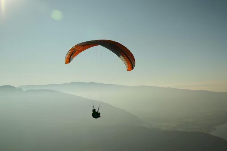 Homem morre após cair de parapente no Vale do Aço