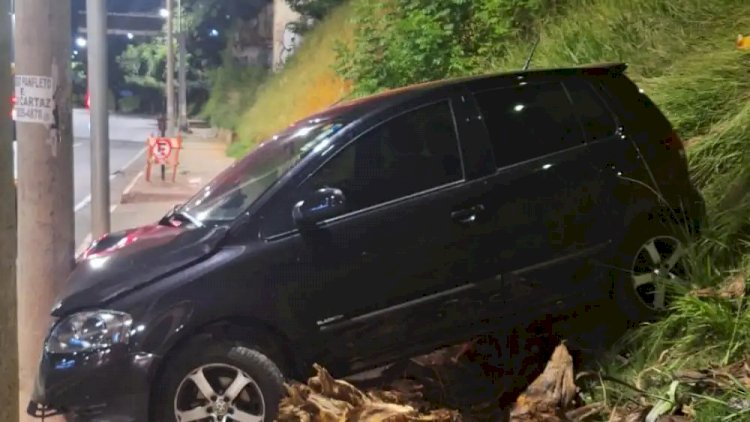 Pedestre é atropelada por carro que estava sem motorista na av. Antônio Carlos, em BH