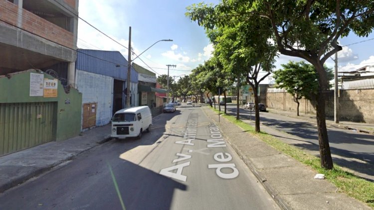 Incêndio em loja de paletes atinge casa e deixa uma pessoa morta em BH